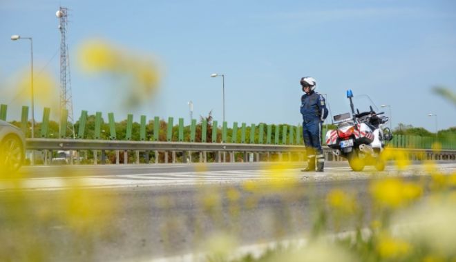 Şofer de autocar lăsat fără permis, după ce a mers aproape un kilometru cu spatele pe banda de urgenţă a autostrăzii