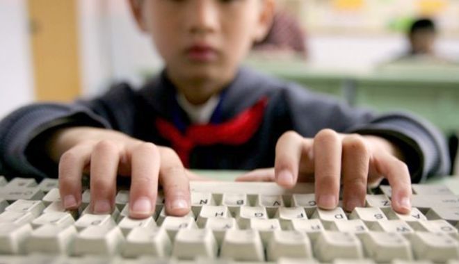Mediul on-line, un real pericol pentru elevi! Poliția Constanța ia atitudine - bigvideoadolescentiisiriscurilem-1557473452.jpg