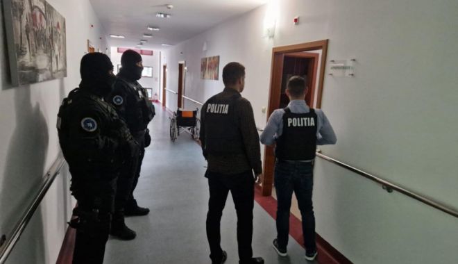 Sute de fişe medicale în alb cu parafe, necesare la obţinerea permisului de conducere, găsite într-un laborator privat