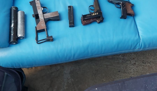Tânăr arestat preventiv! Poliţiştii au găsit în casa lui pistoale şi cartuşe, deţinute ilegal
