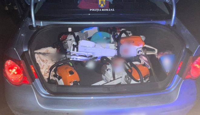 Au refuzat să oprească la semnalele poliţiştilor, dar au fost blocaţi în trafic. 