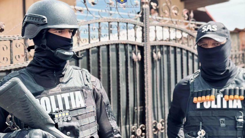 Foto - Bijuterii din aur de peste 100.000 de euro, furate dintr-o mașină. Un suspect, audiat după percheziții