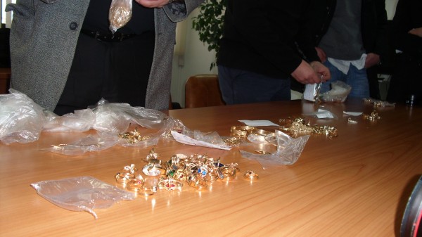 Bijuteriile, luate la puricat de polițiști - bijuteriiconfiscate1600x337-1345836693.jpg
