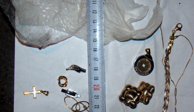 Bijuterii de aur găsite  în limuzina ciuruită de gloanțe - bijuteriiledinaurgasitelimuzina1-1410280962.jpg