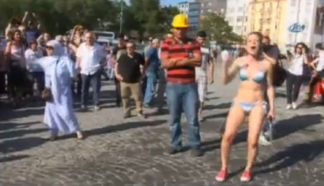 Protest în bikini în piața Taksim din Istanbul: Doi manifestanți au fost arestați - bikini-1371801958.jpg