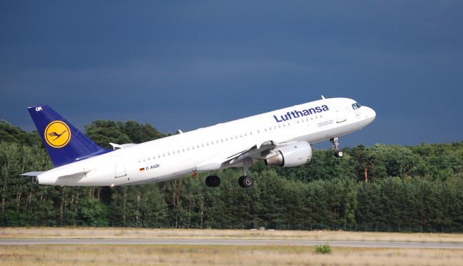 Un avion Lufthansa a aterizat de urgență în Rusia - billigfliegenlufthansa-1319582930.jpg