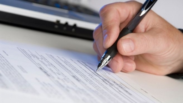 Contractele de credit nu mai constituie titluri executorii - billssignaturecontract05242500-1443019129.jpg