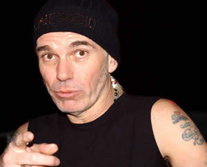 Fostul soț al Angelinei Jolie vinde casa în care au locuit împreună - billybobthornton12-1349992769.jpg