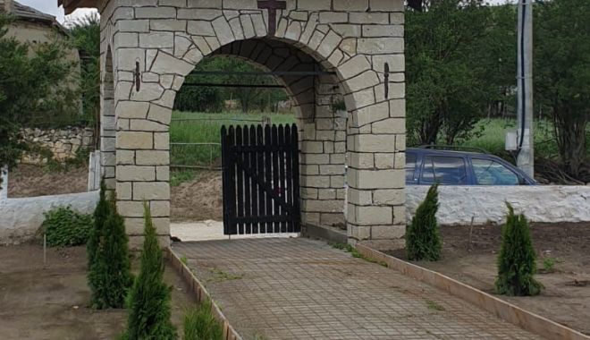 IPS Teodosie sfințește biserica  din localitatea Șipotele - biserica-1592581027.jpg