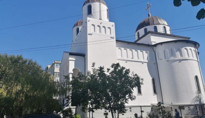 Târnosire la o biserică din Mangalia. Credincioșii vor putea trece prin Sfântul Altar - biserica-1599846487.jpg