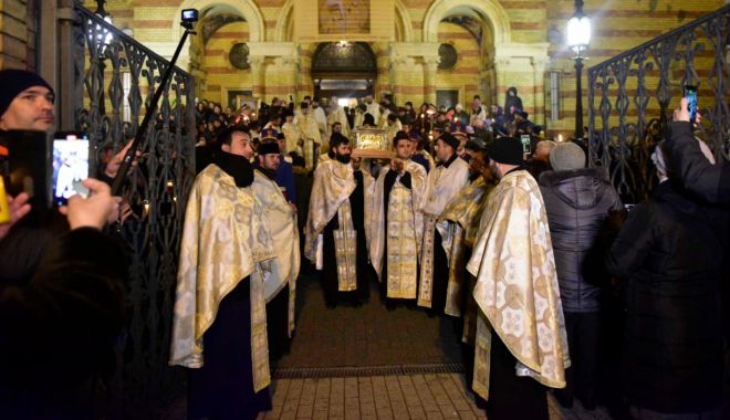 Scene șocante într-o biserică din Sibiu, în timpul slujbei: Femei săltate de jandarmi și internate direct la Psihiatrie - biserica-1669817367.jpg
