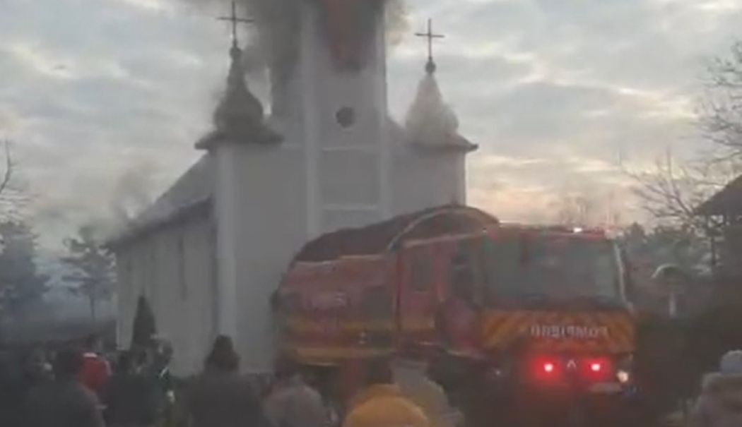 O biserică greco-catolică a fost cuprinsă de flăcări! La fața locului intervin șapte autospeciale