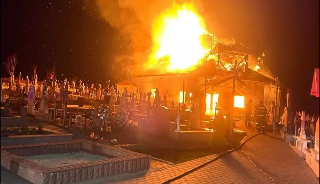 Incendiu devastator într-o biserică. Lăcaşul de cult s-a făcut scrum, preotul a avut nevoie de îngrijiri - biserica-arsa-1742716696.jpg