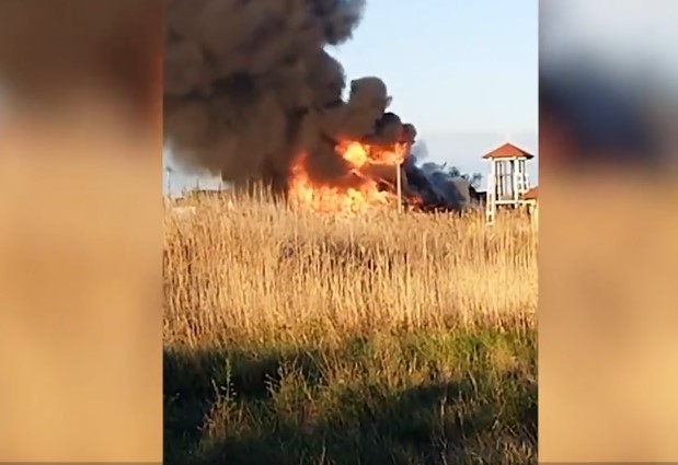 Incendiu puternic la o biserică din lemn. Lăcașul de cult a ars complet - biserica-de-lemn-foc-1775544857.webp