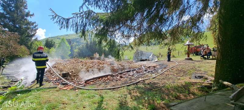 O biserică din lemn, monument istoric, a ars după slujba de Paşte. Cauza incendiului, o lumânare lăsată aprinsă