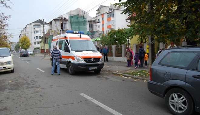 O FETIȚĂ LOVITĂ DE MAȘINĂ I-A FASCINAT PE OAMENII LEGII: 