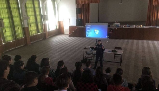 Polițiștii din Constanța, prezenți printre elevi - blaga-1523962611.jpg