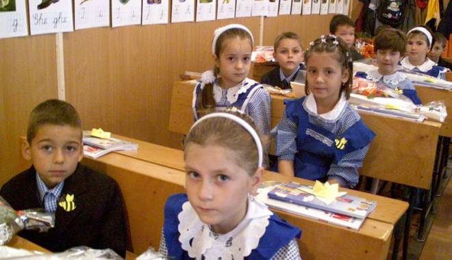 Noile abecedare nu mai ajung în școli. Elevii de clasa I rămân cu vechile manuale - blestemulabecedarului-1416336619.jpg