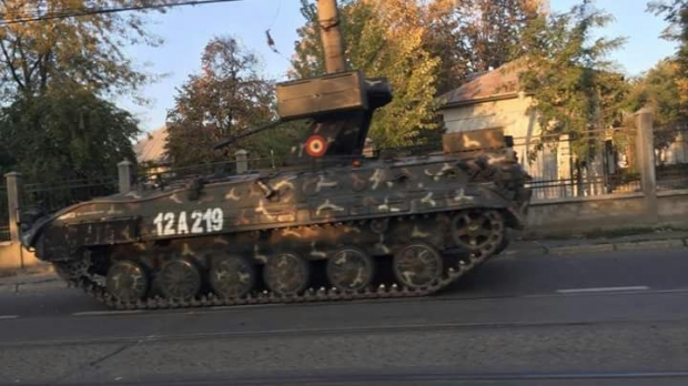 TANC AL ARMATEI ROMÂNE, ACCIDENT PE STRADĂ. A DĂRÂMAT UN STÂLP! - blindat33542500-1508396002.jpg