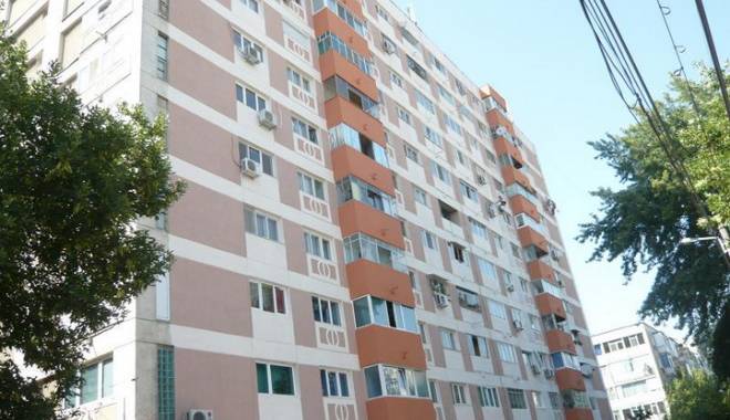 S-a aruncat de la etajul opt, după ce și-a incendiat apartamentul - bloc-1449581707.jpg