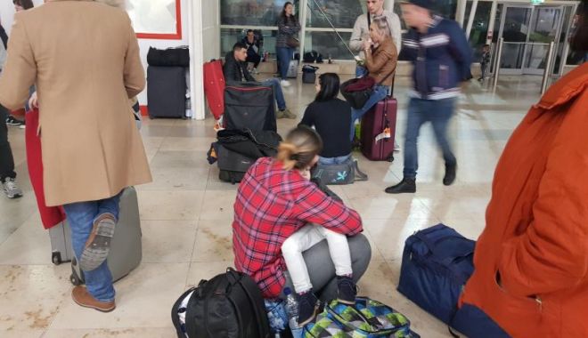 Zeci de români, blocați pe aeroportul din Lisabona - bloc-1523101643.jpg