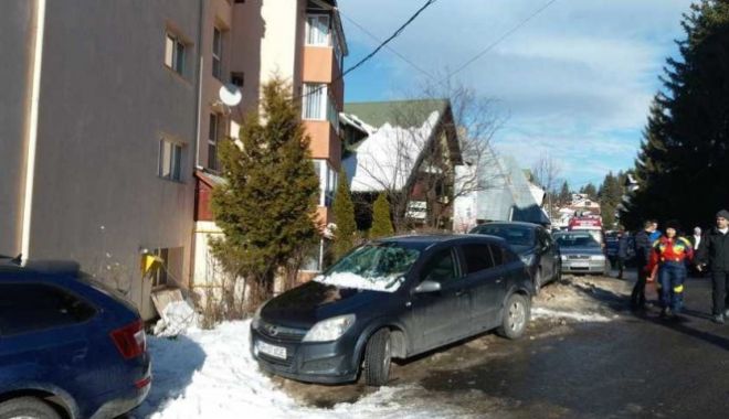 O femeie a ajuns la spital după ce a căzut peste ea zăpada de pe un bloc - bloc-1578754012.jpg