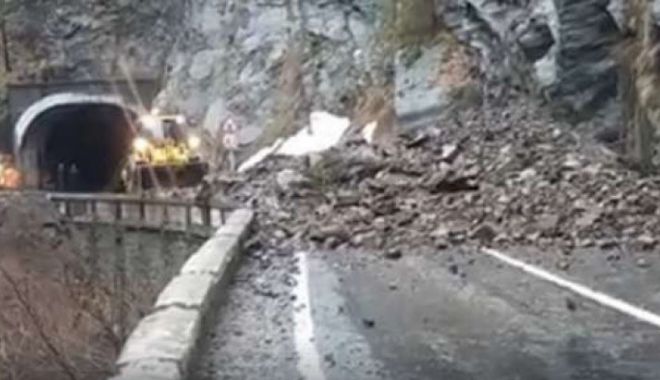O stâncă uriașă s-a prăbușit pe Transfăgărășan! Drumul, blocat - blocajtransfagarasan01541100-1520940251.jpg