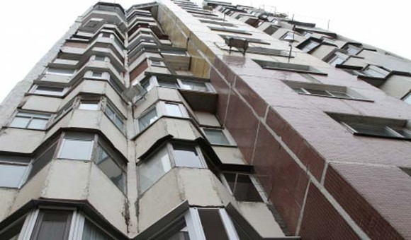 UPDATE. Femeie agățată de balcon, la Constanța. Amenință că se sinucide! - blocdincapitala-1558604018.jpg
