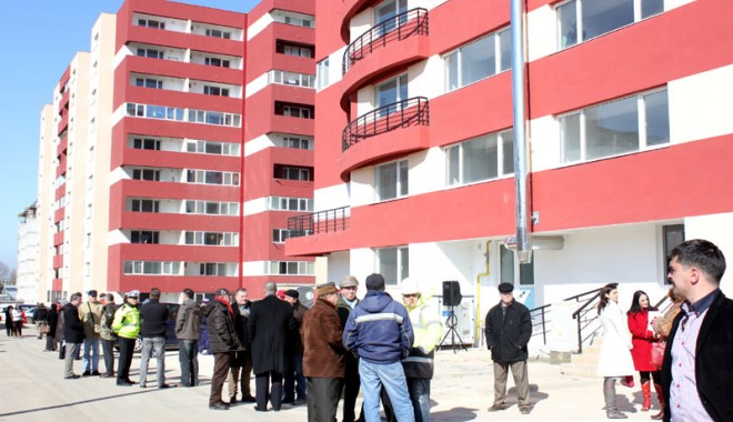 Au fost inaugurate alte două blocuri din cartierul Baba Novac - blocuri-1330029202.jpg