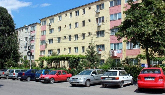 Vinzi sau închiriezi locuință? Ești obligat  să ai certificat de performanță energetică - blocuri2-1374410747.jpg