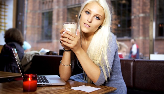 De ce stă blonda în pat când vrea  cafea - blondacafea-1364214817.jpg