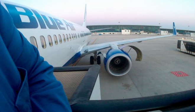 Aproape 200 de români, blocați pe aeroport în Egipt - blueairreal182457400-1509049359.jpg