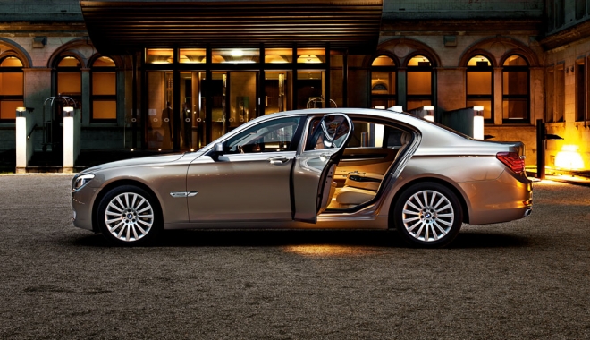 Bijuterii pe patru roți. Constănțenii pot admira cele mai noi mașini la Salonul Auto VIVO 2017! - bmw7seriessedan07-1504786445.jpg