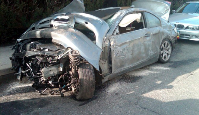 ȘOCANT / Victima, după coliziune, rămăsese în picioare, în gardul viu, cu capul despicat - bmwaccident-1327595572.jpg