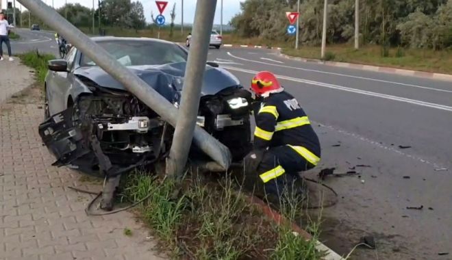BMW de ultimă generație, lovit  de un stâlp, în Mamaia.  Ce a făcut șoferul fugar - bmwmamaia2-1592831765.jpg