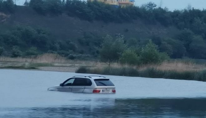 A rămas cu mașina în apă, după ce s-a aventurat în adâncuri