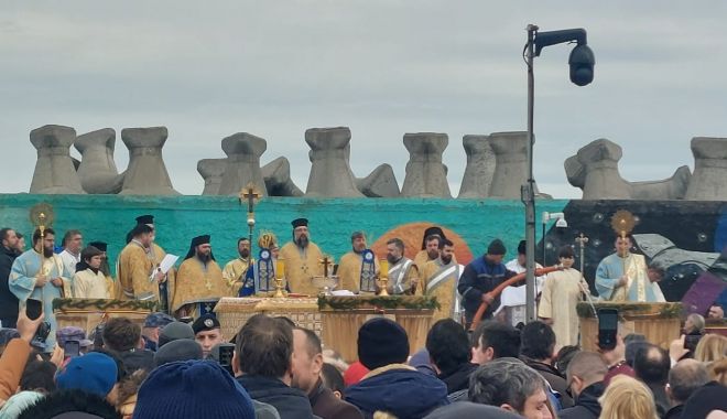 IPS Teodosie: "Să simțim fiorul credinței când luăm apa sfințită, pentru că este plină de darurile Sfântului Duh"