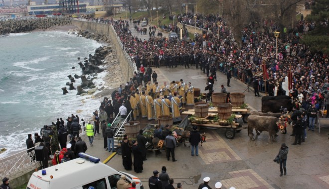 Pe Faleza Cazinoului va începe procesiunea de sfințire a apei - boboteaza2012101357213019-1357467332.jpg