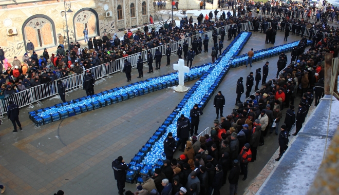 A FOST ANULATĂ PROCESIUNEA DE BOBOTEAZĂ din Portul Tomis! - boboteaza2014120-1483685819.jpg