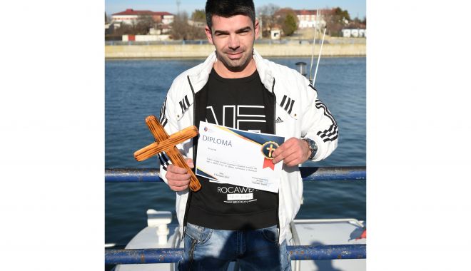 Tânărul Viorel Chiru a recuperat crucea aruncată în apă, la Medgidia - boboteazamedgidia33-1609958141.jpg