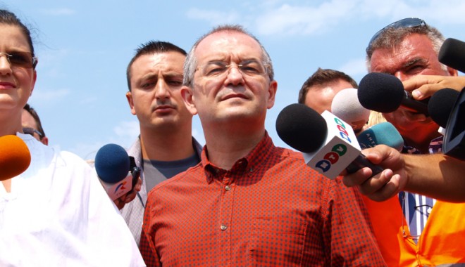 Premierul Emil Boc promite fonduri suplimentare pentru investiții la rectificarea bugetară - boc-1311966187.jpg