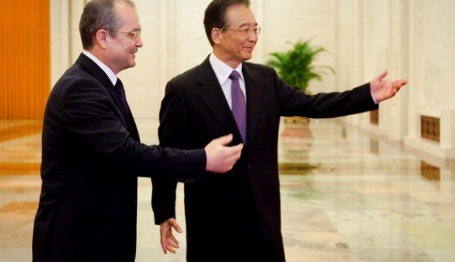 Ce cadouri a primit Emil Boc în China - bocmediafaxfotodiegoazubel-1313585761.jpg