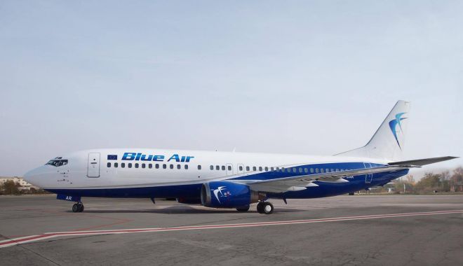 Incident la bordul unui avion Blue Air. Un pasager a încercat să intre peste piloți - boeing737400blueair-1522229434.jpg