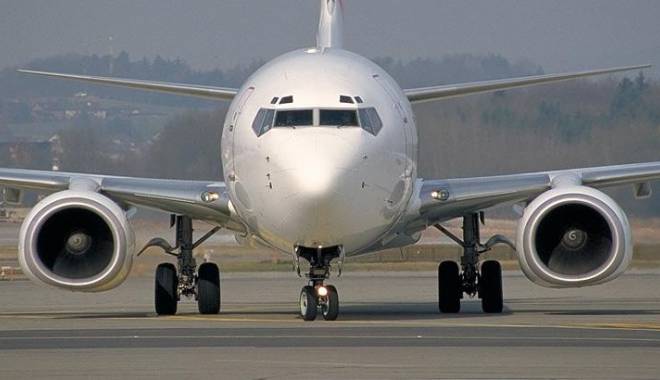 Avion de pasageri, aterizare de urgență. Unul din motoarele aparatului de zbor a cedat - boeing737800e1319143021830-1427278058.jpg