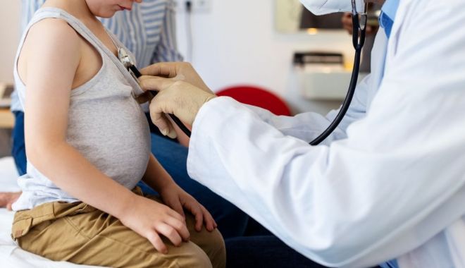 Medicii avertizează în privinţa bolii greu de diagnosticat la copii şi adolescenţi: poate provoca diabet sau chiar ciroză hepatică - boli-1669560239.jpg
