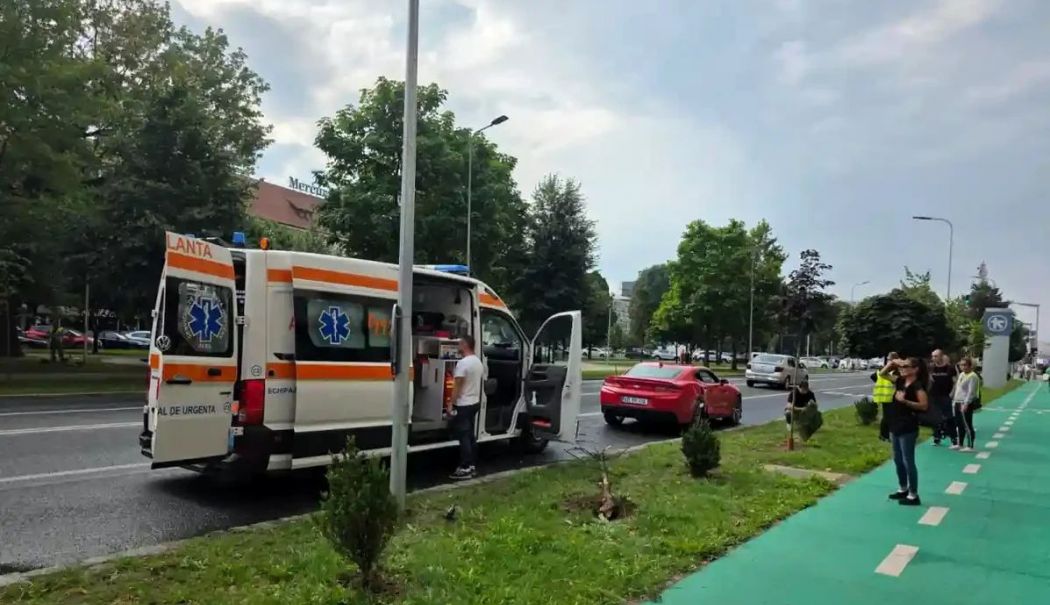 Momentul șocant în care două femei sunt spulberate pe trotuar de un bolid condus haotic - bolid-1754395121.jpg