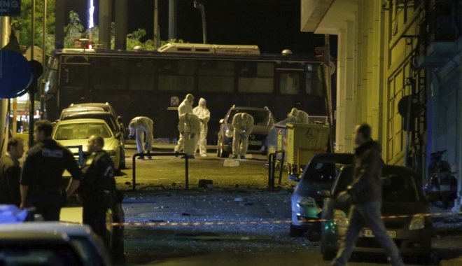 ȘOC ȘI GROAZĂ. ATENTAT CU BOMBĂ LA O BANCĂ - bombaatenaap-1492666125.jpg