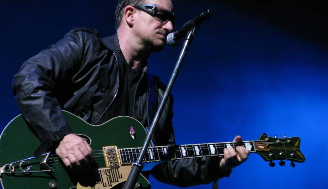 Bono ar putea să nu mai cânte niciodată la chitară după accidentul de bicicletă - bono-1420227464.jpg