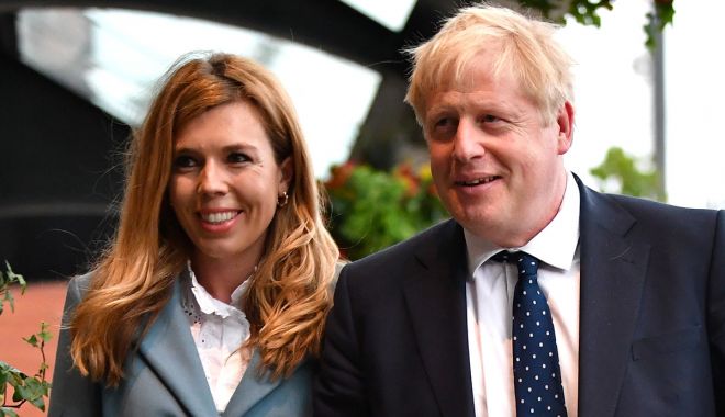 Boris Johnson și-a numit fiul Nicholas în onoarea medicilor care i-au salvat viața - borisandcarriewalkingt-1588433097.jpg
