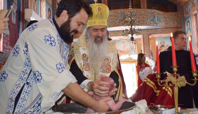 Copilași orfani,  creștinați la Cumpăna, de Sf. Parascheva - botez1-1539525975.jpg